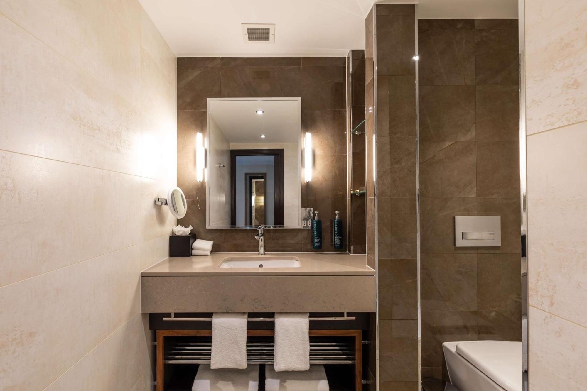 Doubletree By Hilton London - West End Hotel Exterior photo